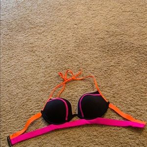 Bathing suit top with padding